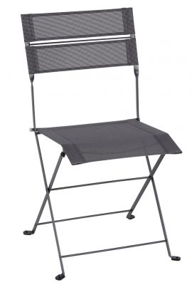 Latitude Stuhl von Fermob, ein grauer, klappbarer Gartenstuhl für den Außenbereich.